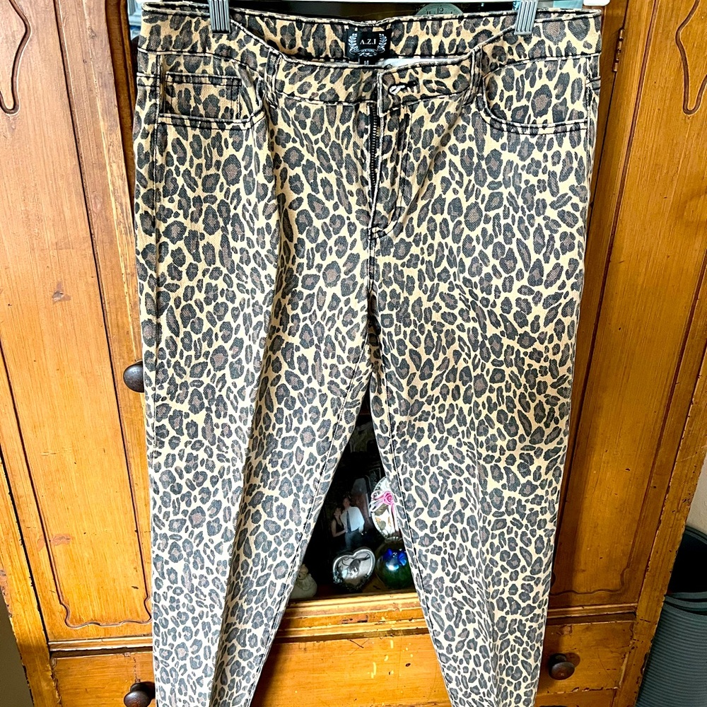 Women’s boutique non stretch zip up cheetah print jeans size 14.